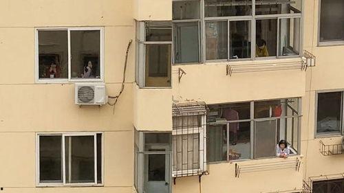 在窗户外面吃瓜,共享夏日悠闲时光