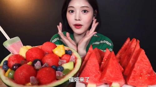 东北姐姐花样吃瓜,解锁夏日清凉新姿势