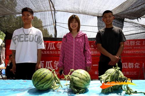 路边吃瓜照片高清图片,揭秘路边吃瓜人群的欢乐时光