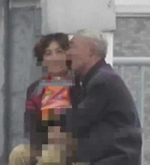 帅哥大妈大爷吃瓜,帅哥、大妈、大爷共赏吃瓜盛况