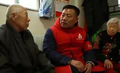 帅哥大妈大爷吃瓜,帅哥、大妈、大爷共赏吃瓜盛况