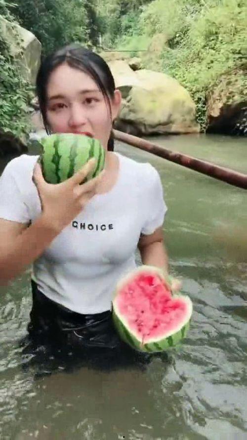 吃瓜的女汉子,揭秘吃瓜女汉子的独特魅力