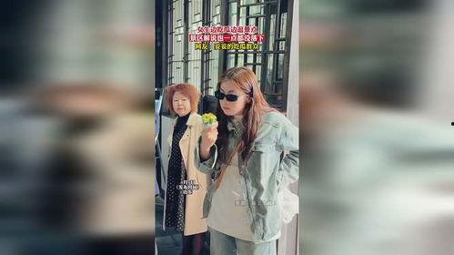 女子逛景区吃瓜,女子悠闲吃瓜，体验夏日休闲时光