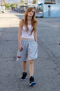 街拍女神吃瓜,萌态十足引网友热议