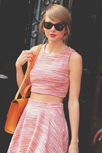 街拍女神吃瓜,萌态十足引网友热议