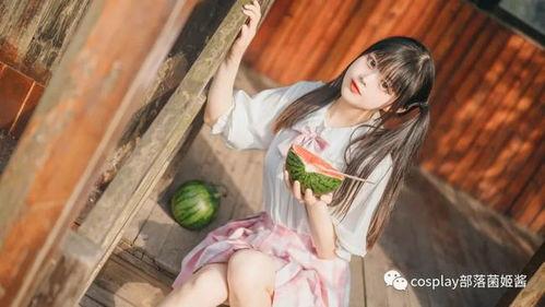 夏季吃瓜少女,青春别样甜