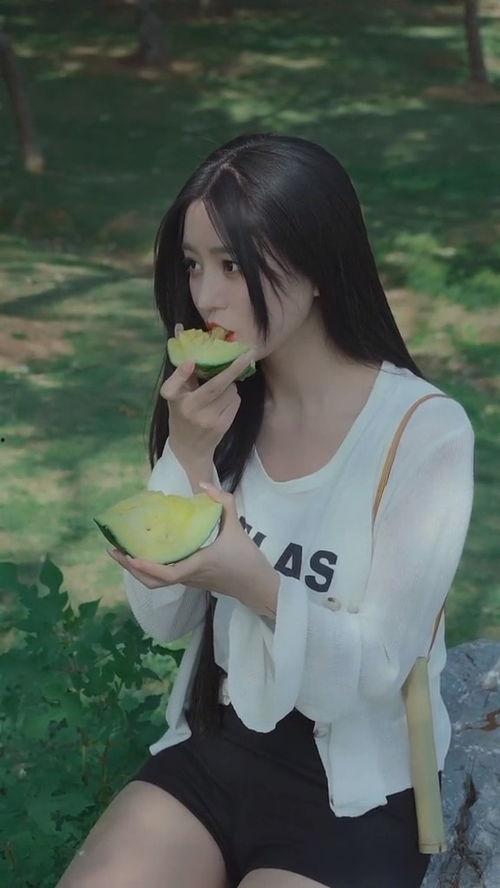 美女吃酸瓜,美女品尝酸瓜的美丽瞬间