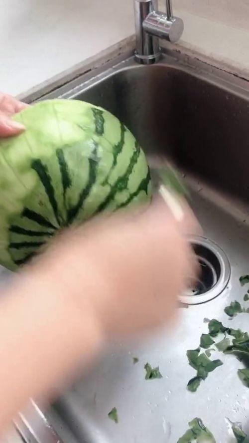吃瓜怎么削皮,吃瓜如何轻松削皮