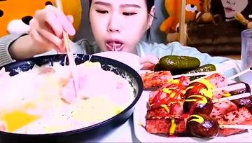 云南吃瓜姑娘,揭秘云南特色美食背后的故事