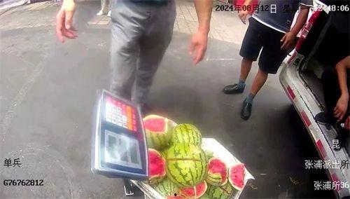 国外警察吃瓜